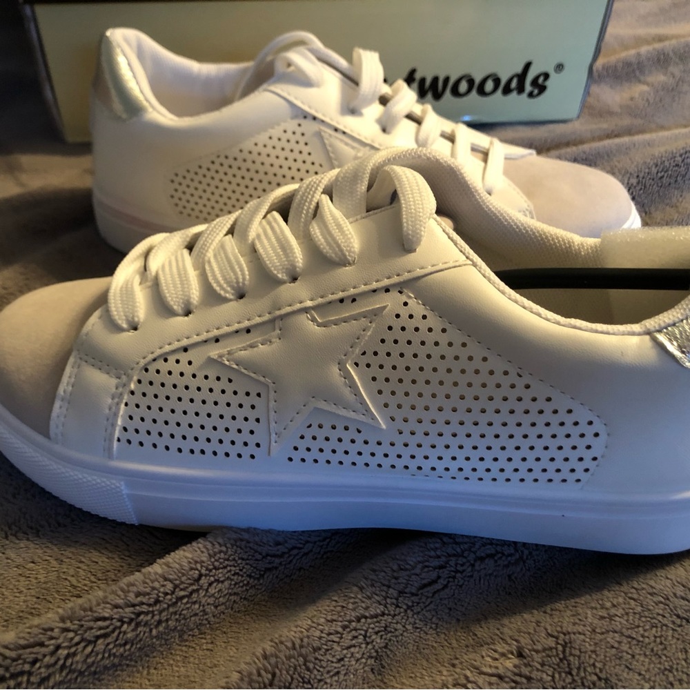 NEW never worn Outwoods womens sneakers. White/silver combo. Ladies size 5